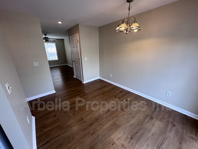 Foto del edificio - 2121 S Greenwood Dr