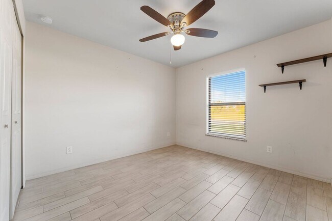 Foto del edificio - Large 3 bedroom 2 Bath Half Duplex with Ya...