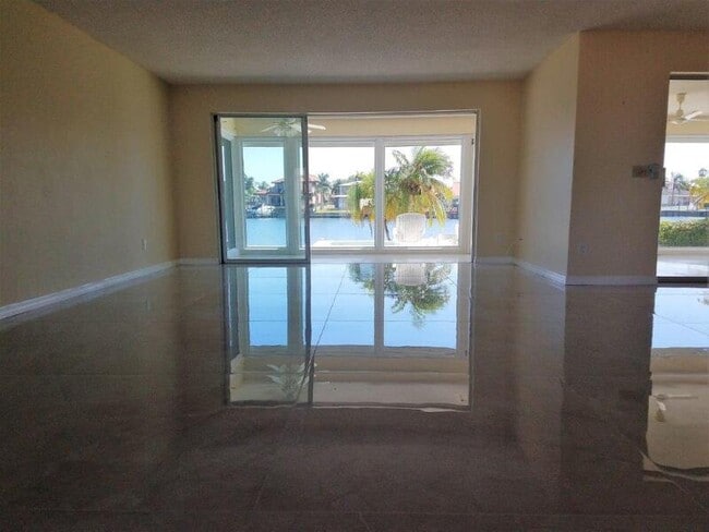 Building Photo - 2507 Bayshore Dr
