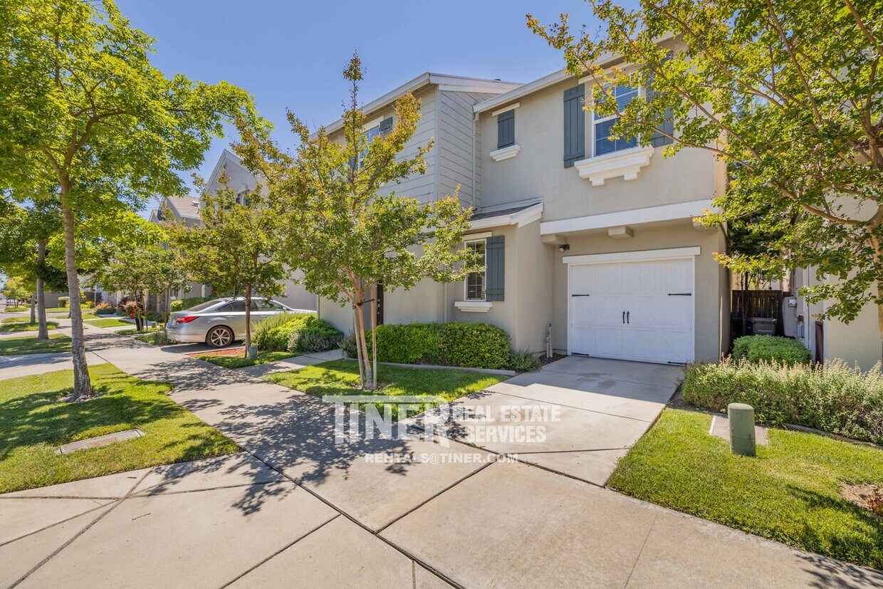 Foto principal - 2449 Erickson St