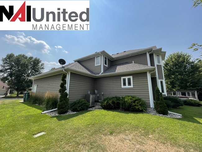 Building Photo - 5 bedroom, 5 bathroom, 3 car garage home -...