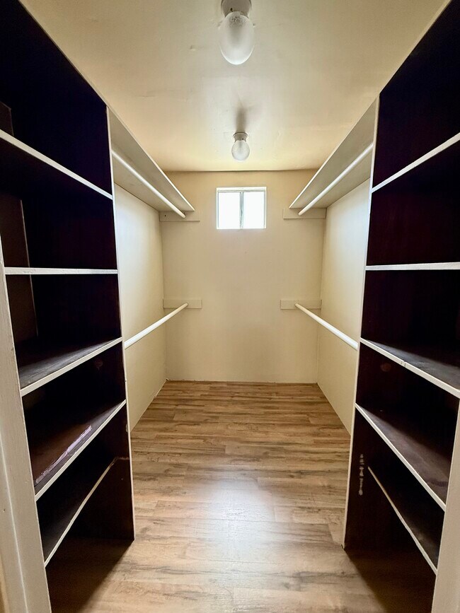 Foto del edificio - 6330 Longridge Ave