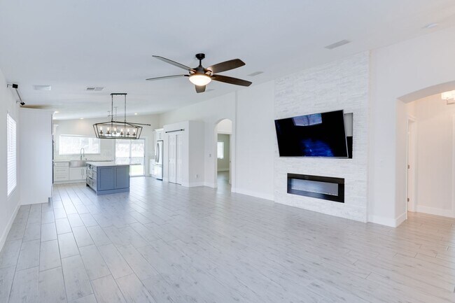 Foto del edificio - SINGLE STORY 4 BEDROOM IN GATED COMMUNITY