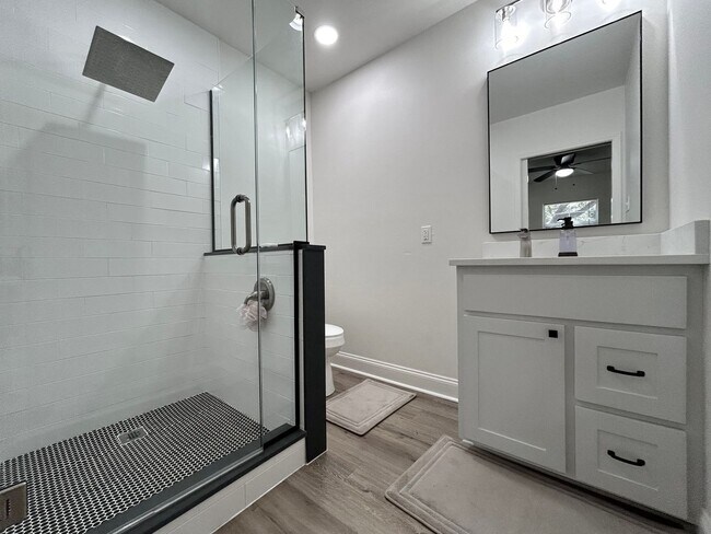 Foto del edificio - Beautifully Updated Home In Broadmoor Subd...