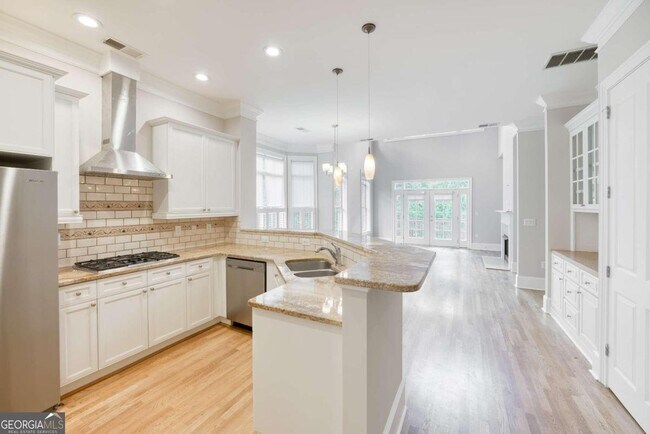 Building Photo - 5453 Glenridge View NE