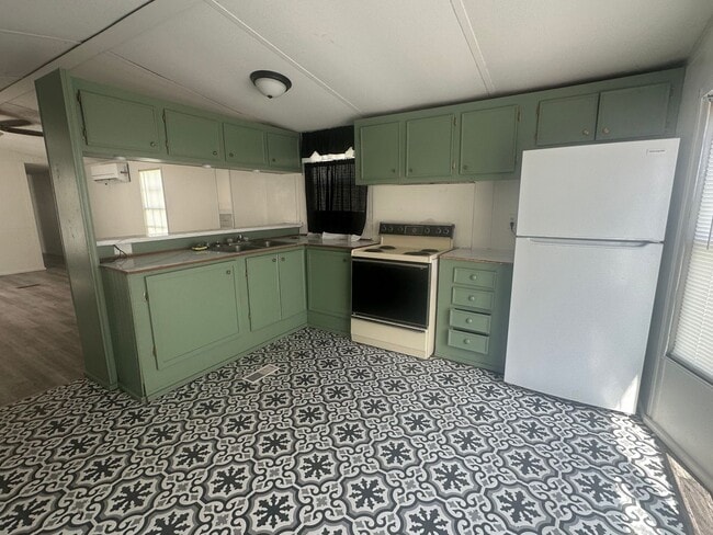 Building Photo - 2 bed, 1 bath Mobile Home - Available Now ...