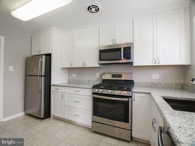 Foto del edificio - Spacious and sunny 1 bed/1 bath balcony co...
