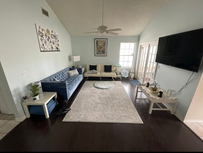 Foto del edificio - 217 Charlemagne Cir