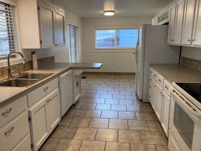 Building Photo - ~Fantastic Three Bedroom Home~