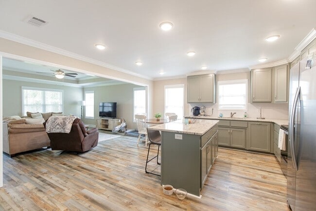 Building Photo - Contemporary 4BR/2BA Home with 2-Car Garage, Spacious Yard, and Close Proximity to Moody Air Forc...