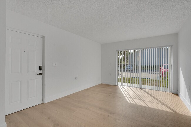 Foto del edificio - 1139 Lake Terry Dr