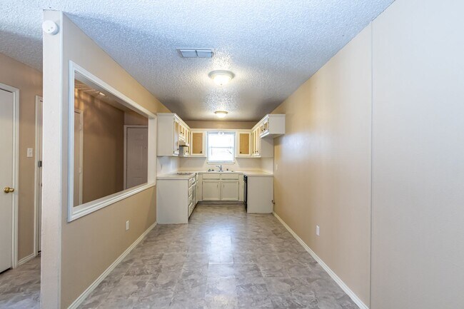 Building Photo - 2 Bedroom 2 Bathroom 1 Car Garage Duplex