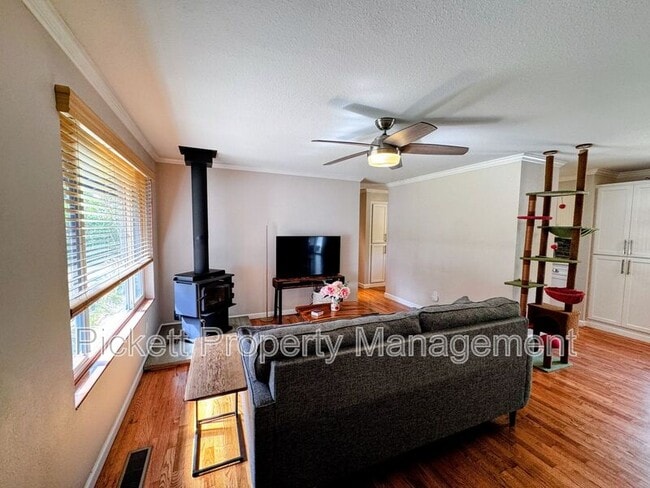 Building Photo - 2270 Madrona Dr SE