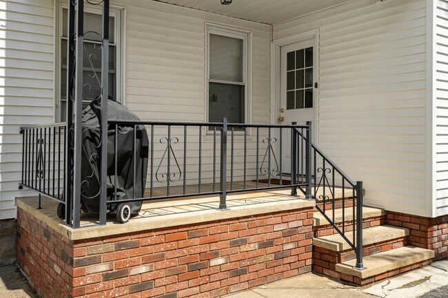 Building Photo - 65 Boutwell St