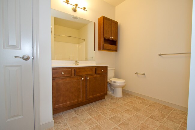 Building Photo - 2058 Shady Oak Dr