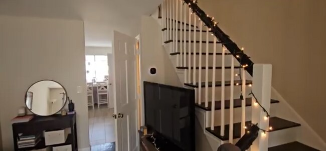 Building Photo - Modern, Spacious 3-level duplex Near the B...