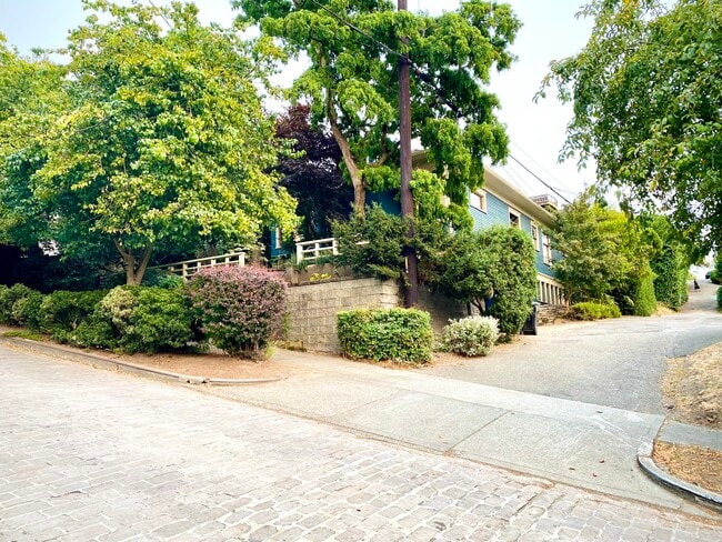 Photo - 911 W Howe St House