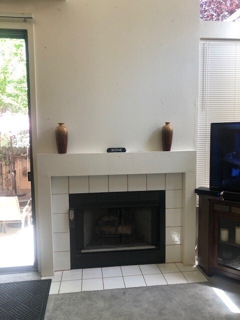 Building Photo - Large 2 Bedroom Townhome Available in Reno