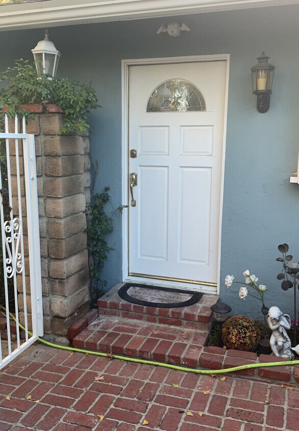 Foto del edificio - 10927 Woodley Ave