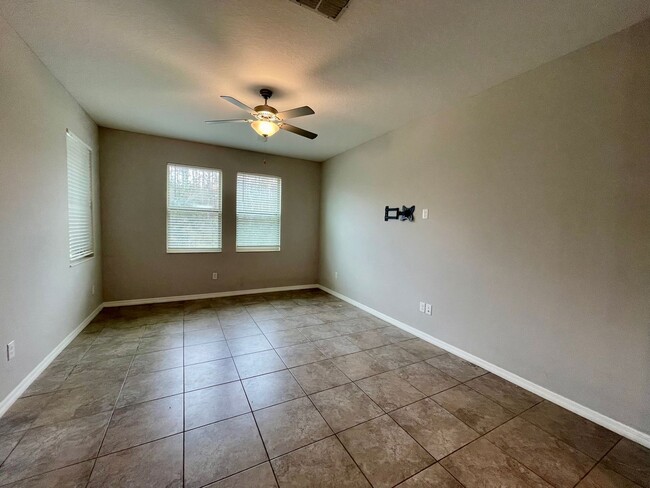 Building Photo - 3 BEDROOM 2 1/2 BATHROOM 2 CAR GARAGE IN E...