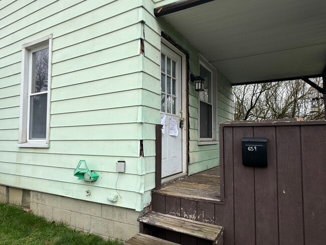 Building Photo - 659 Fisher Hill St