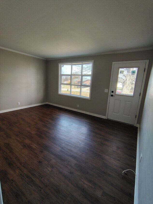 Building Photo - 293 Garry Dr