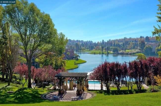 Foto del edificio - 30 Eagle Lake Pl