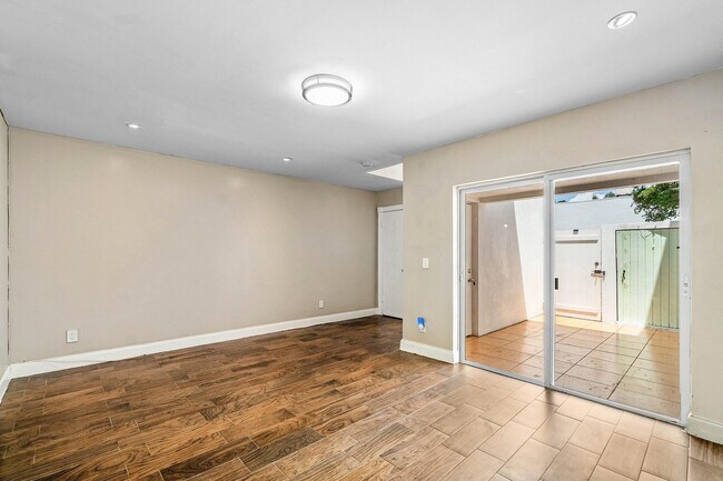 Foto del edificio - 5090 Elmhurst Rd