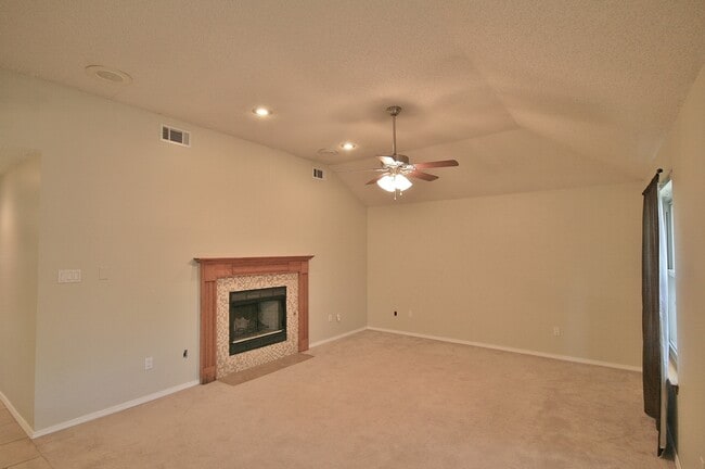 Building Photo - 3/2/2 Open Floor Plan, Mesa Schools, Dogs ...
