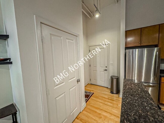 Building Photo - 2220 Fairfax Dr
