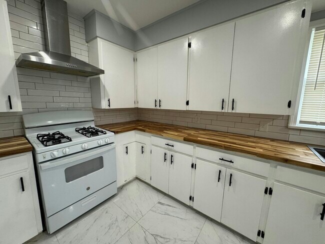 Foto del edificio - 329 Pine Ridge Rd
