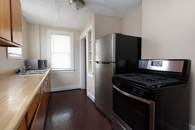 Building Photo - 3 Bedroom House on double lot
