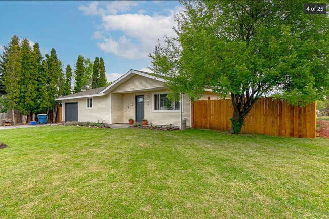 Foto del edificio - PRICE DROP! Single Family Home, Corner lot...