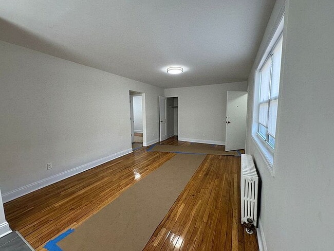 Foto del edificio - "Charming 3-Bed Oasis in Oakland Gardens with Modern Granite Touches!"