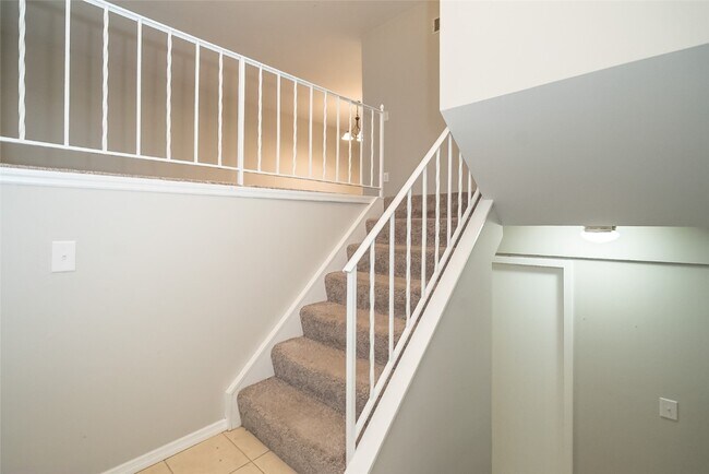 Building Photo - 335 Parma Dr