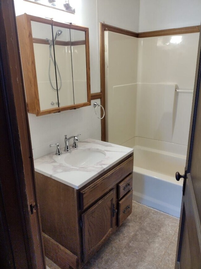 Foto del edificio - Two bedroom/one bathroom single family hou...