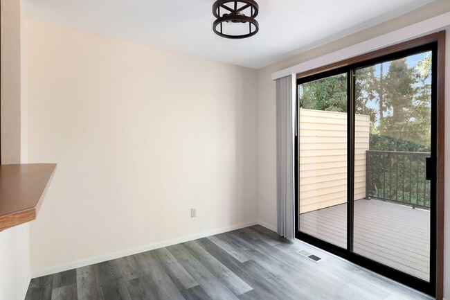 Building Photo - 3 Bed 2.5 Bath - Townhome - Close to Downtown