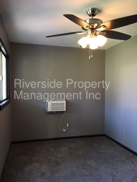 Foto del edificio - 4880 Victoria Ave
