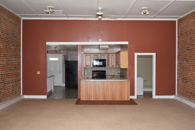 Kitchen with breakfast bar - 428 Main St