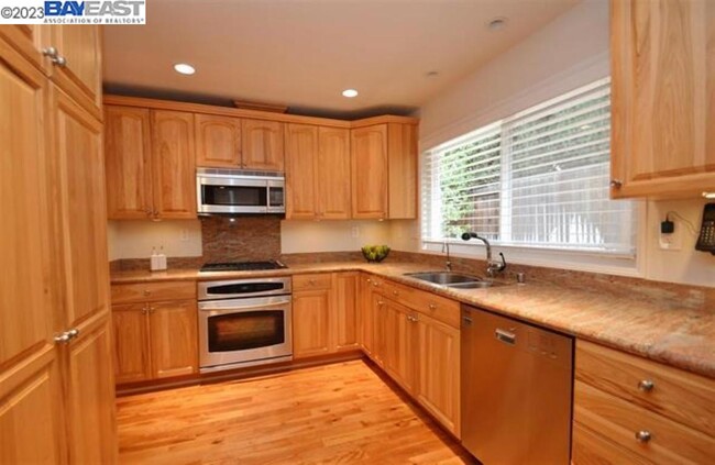 Building Photo - 2055 Alexander Ct