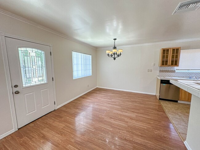 Foto del edificio - 7353 Yarmouth Ave