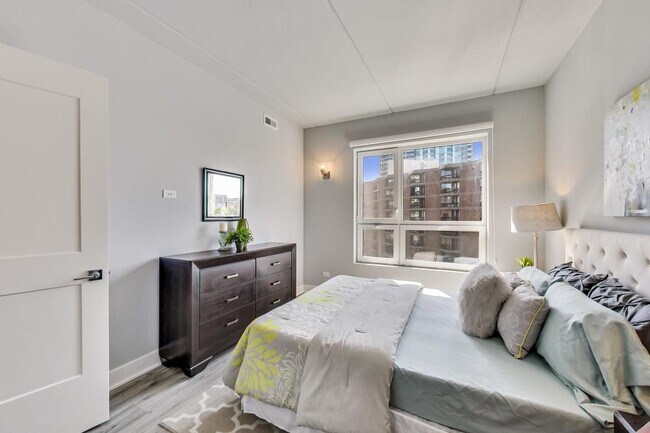 Building Photo - 2 bedroom in Chicago IL 60610