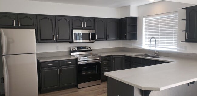 Foto del edificio - Beautiful Home with Large Yard, Privacy & ...