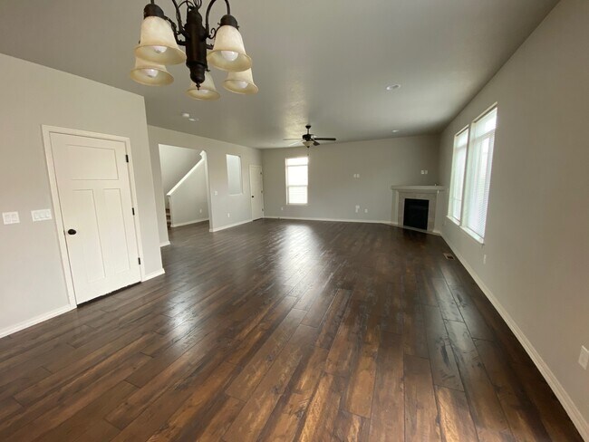 Foto del edificio - Four Bedroom Three Bath in Southridge!