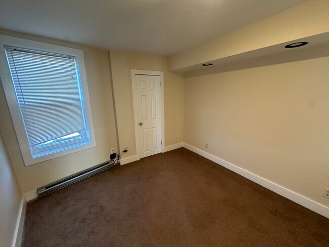 Segundo dormitorio - 243 W Main St