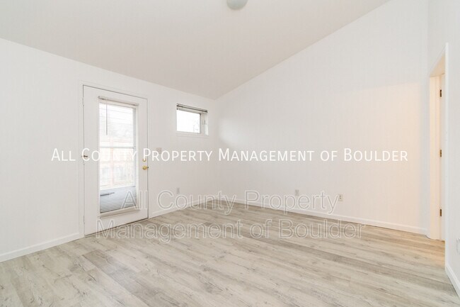 Foto del edificio - 4390 Laguna Pl