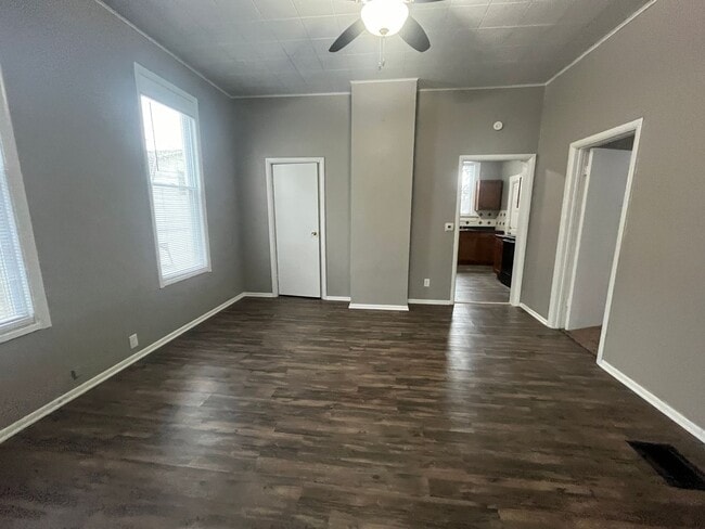 Building Photo - 117 E Dewald St