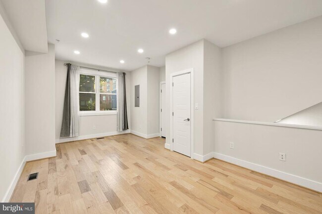 Building Photo - 614 I St NE