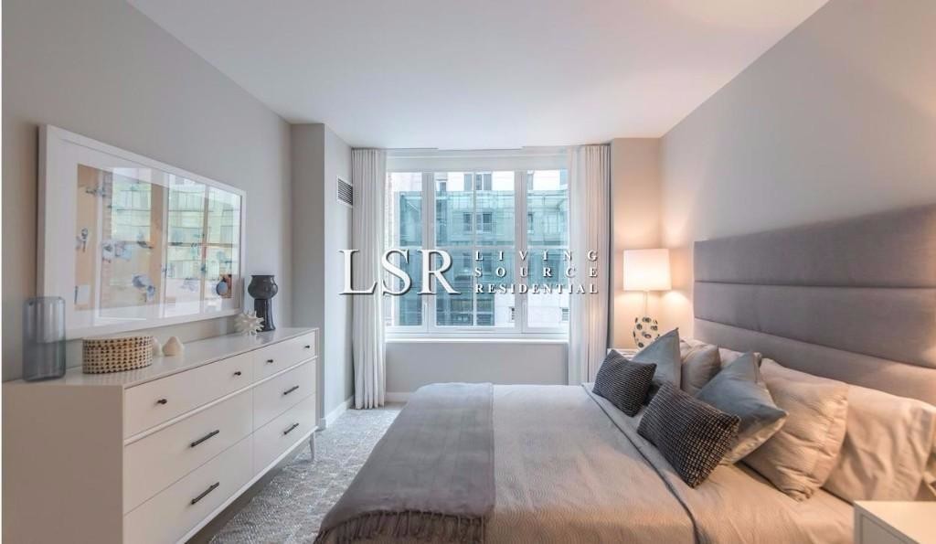 Building Photo - 320 W 39th St