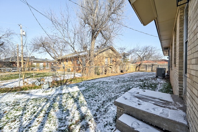 Building Photo - 2501 Ashley Dr